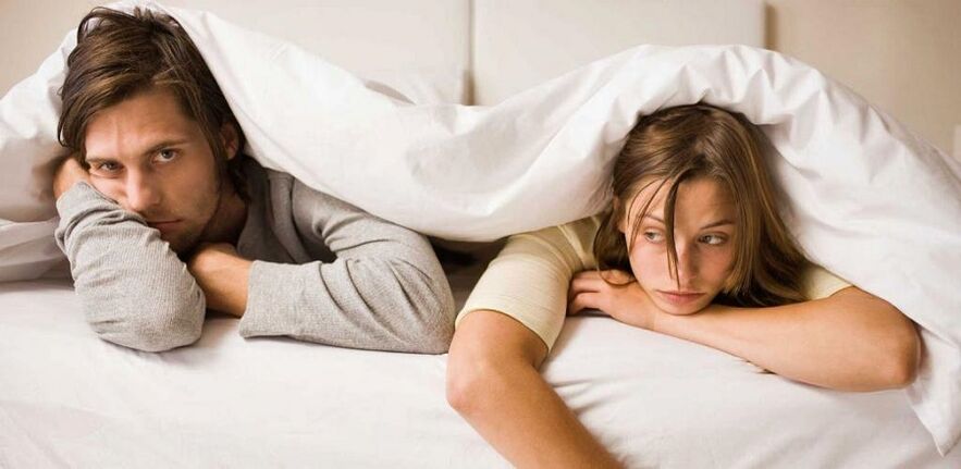 satraukta sieviete un vīrietis ar vāju potenci