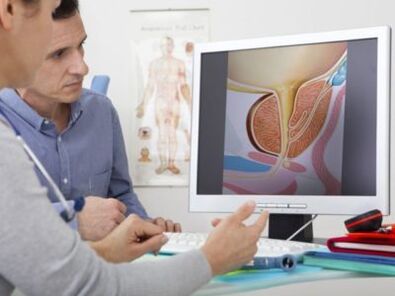 Urologs konsultē pacientu par problēmām ar potenci